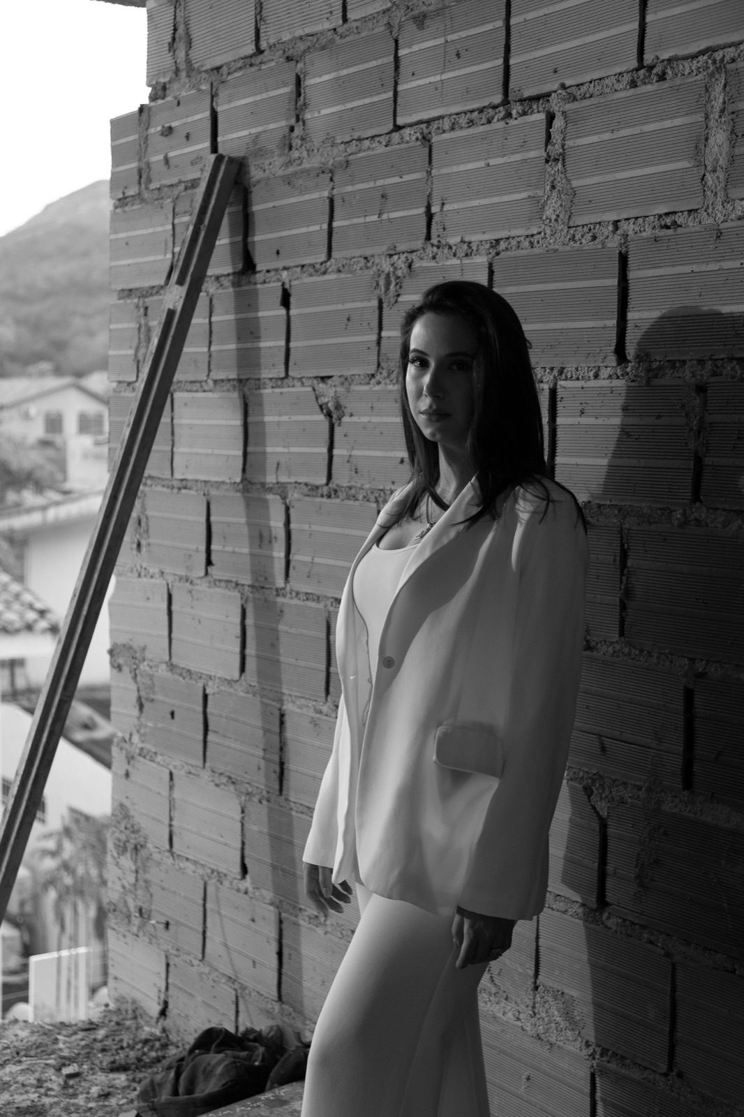 Retrato editorial de Andrea Domínguez en obra.